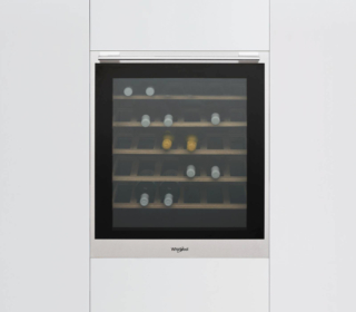 Il sistema di controllo elettronico garantisce una corretta impostazione dei parametri di funzionamento nella cantinetta da incasso W7 WC711 0 di Whirlpool. Per 36 bottiglie, ha plafoniera a led all'interno per un'illuminazione ideale e ripiani in rovere. In classe G, ha gestione temperatura da 6°C a 18°C. Misura L 56 x P 55,5 x H 68 cm. Prezzo da rivenditore. www.whirlpool.it Il sistema di controllo elettronico garantisce una corretta impostazione dei parametri di funzionamento nella cantinetta da incasso W7 WC711 0 di Whirlpool. Per 36 bottiglie, ha plafoniera a led all'interno per un'illuminazione ideale e ripiani in rovere. In classe G, ha gestione temperatura da 6°C a 18°C. Misura L 56 x P 55,5 x H 68 cm. Prezzo da rivenditore. www.whirlpool.it