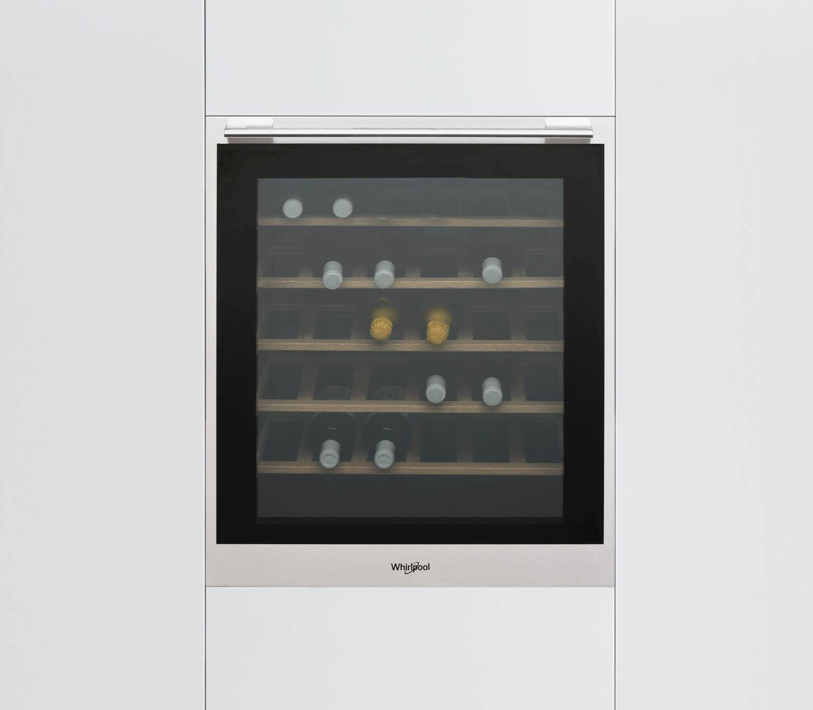 Il sistema di controllo elettronico garantisce una corretta impostazione dei parametri di funzionamento nella cantinetta da incasso W7 WC711 0 di Whirlpool. Per 36 bottiglie, ha plafoniera a led all'interno per un'illuminazione ideale e ripiani in rovere. In classe G, ha gestione temperatura da 6°C a 18°C. Misura L 56 x P 55,5 x H 68 cm. Prezzo da rivenditore. www.whirlpool.it Il sistema di controllo elettronico garantisce una corretta impostazione dei parametri di funzionamento nella cantinetta da incasso W7 WC711 0 di Whirlpool. Per 36 bottiglie, ha plafoniera a led all'interno per un'illuminazione ideale e ripiani in rovere. In classe G, ha gestione temperatura da 6°C a 18°C. Misura L 56 x P 55,5 x H 68 cm. Prezzo da rivenditore. www.whirlpool.it