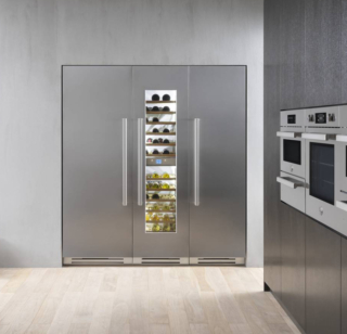 La Cantina Vini da incasso WC605BRX2T della Serie Professional di Bertazzoni con porta in acciaio inossidabile, ha 2 zone di temperatura per conservare contemporaneamente vini rossi e bianchi tra i 4 e i 18 °C. La funzione di circolazione dell'aria perimetrale mantiene la temperatura corretta in ciascuna zona a ogni apertura e l’interfaccia Touch & Scroll consente di regolare il perfetto intervallo di temperatura e di controllare l’umidità. Con porta in vetro anti-UV, ha opzioni di illuminazione personalizzate per mantenere le luci accese per 12 ore. Per 80 bottiglie, è alto 212 cm. Prezzo da rivenditore. www.bertazzoni.com La Cantina Vini da incasso WC605BRX2T della Serie Professional di Bertazzoni con porta in acciaio inossidabile, ha 2 zone di temperatura per conservare contemporaneamente vini rossi e bianchi tra i 4 e i 18 °C. La funzione di circolazione dell'aria perimetrale mantiene la temperatura corretta in ciascuna zona a ogni apertura e l’interfaccia Touch & Scroll consente di regolare il perfetto intervallo di temperatura e di controllare l’umidità. Con porta in vetro anti-UV, ha opzioni di illuminazione personalizzate per mantenere le luci accese per 12 ore. Per 80 bottiglie, è alto 212 cm. Prezzo da rivenditore. www.bertazzoni.com