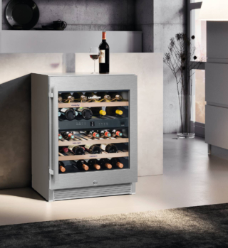 WTes 1672 di Liebherr è una cantina da posizionamento libero della serie Vinidor. Temperata, ha 2 zone di temperatura regolabili in modo indipendente tra +5 °C e + 20 °C. In classe G, può contenere 34 bottiglie, ha controllo ElectronicTouch a sfioramento, ripiani in legno di faggio e raffreddamento ventilato con filtro dell’aria ai carboni attivi. Misura L 60 x P 57,5 x H 82 cm. Prezzo 3.649 euro. www.bsdspa.it WTes 1672 di Liebherr è una cantina da posizionamento libero della serie Vinidor. Temperata, ha 2 zone di temperatura regolabili in modo indipendente tra +5 °C e + 20 °C. In classe G, può contenere 34 bottiglie, ha controllo ElectronicTouch a sfioramento, ripiani in legno di faggio e raffreddamento ventilato con filtro dell’aria ai carboni attivi. Misura L 60 x P 57,5 x H 82 cm. Prezzo 3.649 euro. www.bsdspa.it