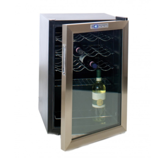 Il frigo cantina di Brandani ha display a cristalli liquidi blu, porta reversibile con sigillo magnetico in vetro ed acciaio inox e piedini regolabili. La temperatura può essere visualizzata in gradi celsius o fahrenheit e si regola in un intervallo di 4°C18°C - 39°F64°F. Può contenere fino a 19 bottiglie da 0,75 litri. Misura L 43 x P 48 x H 64 cm. Prezzo 399 euro. www.brandani.it Il frigo cantina di Brandani ha display a cristalli liquidi blu, porta reversibile con sigillo magnetico in vetro ed acciaio inox e piedini regolabili. La temperatura può essere visualizzata in gradi celsius o fahrenheit e si regola in un intervallo di 4°C18°C - 39°F64°F. Può contenere fino a 19 bottiglie da 0,75 litri. Misura L 43 x P 48 x H 64 cm. Prezzo 399 euro. www.brandani.it