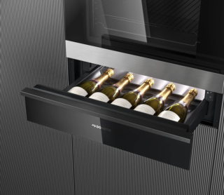 Dometic D154F ha due zone di temperature controllate in modo indipendente e può contenere fino a 154 bottiglie. Protetto da triplo vetro, è dotato di 14 ripiani in legno montati su guide scorrevoli e ha filtro ai carboni attivi con vassoio per l’umidità. È in classe G. Misura L 59,5 x P 67,5 x H 176 cm. Prezzo da rivenditore. www.dometic.it Dometic D154F ha due zone di temperature controllate in modo indipendente e può contenere fino a 154 bottiglie. Protetto da triplo vetro, è dotato di 14 ripiani in legno montati su guide scorrevoli e ha filtro ai carboni attivi con vassoio per l’umidità. È in classe G. Misura L 59,5 x P 67,5 x H 176 cm. Prezzo da rivenditore. www.dometic.it