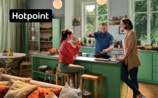 I marchi Whirlpool e Hotpoint accolgono i visitatori in un allestimento immersivo. Whirlpool crea un percorso di well-being all’interno di tre aree dedicate, in grado di accompagnare le persone in un viaggio che rappresenta a livello artistico lo stress quotidiano e gli effetti positivi dell’immergersi in un ambiente che ispira calma e quiete, completamente avvolti da una sensazione di benessere. Lungo l’intera esperienza, i visitatori sono guidati dalla Tecnologia 6° SENSO. Hotpoint invece stimola il pubblico a riabbracciare il sentimento di amore per la casa attraverso un’installazione immersiva, accompagnandolo in un percorso emozionale fatto di momenti intimi e familiari all’insegna dell’amore, un sentimento che Hotpoint chiama “home-love”, e mostrando come le sue soluzioni tecnologiche possano essere degli alleati di fiducia, sempre al loro fianco. Grazie a un design dello spazio intelligente e unico, il pubblico ha la possibilità di immergersi completamente nello stato d’animo suggerito e vivere appieno l’essenza dei due brand. www.hotpoint.it
Brera District, Via delle Erbe 2/A, Milano I marchi Whirlpool e Hotpoint accolgono i visitatori in un allestimento immersivo. Whirlpool crea un percorso di well-being all’interno di tre aree dedicate, in grado di accompagnare le persone in un viaggio che rappresenta a livello artistico lo stress quotidiano e gli effetti positivi dell’immergersi in un ambiente che ispira calma e quiete, completamente avvolti da una sensazione di benessere. Lungo l’intera esperienza, i visitatori sono guidati dalla Tecnologia 6° SENSO. Hotpoint invece stimola il pubblico a riabbracciare il sentimento di amore per la casa attraverso un’installazione immersiva, accompagnandolo in un percorso emozionale fatto di momenti intimi e familiari all’insegna dell’amore, un sentimento che Hotpoint chiama “home-love”, e mostrando come le sue soluzioni tecnologiche possano essere degli alleati di fiducia, sempre al loro fianco. Grazie a un design dello spazio intelligente e unico, il pubblico ha la possibilità di immergersi completamente nello stato d’animo suggerito e vivere appieno l’essenza dei due brand. www.hotpoint.it
Brera District, Via delle Erbe 2/A, Milano