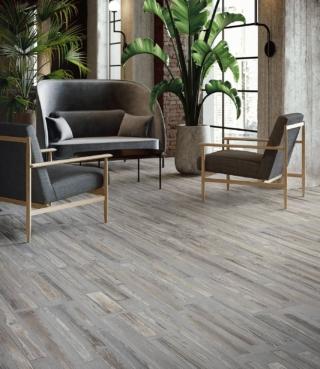 Rappresentano l'armonica fusione di legno e cemento le piastrelle in gres porcellanato Fusionart di Ceramica Sant'Agostino, qui nella versione Grey. Prezzo nel formato 30 x 180 cm, 91 euro/mq + Iva. www.ceramicasantagostino.it