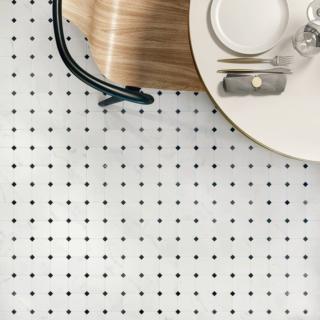 Sono montate su fogli le piastrelle Concert White Mosaico Ottagono di Edimax Astor Ceramiche, nel formato rettificato 30 x 30 cm. In gres porcellanato smaltato con impasto colorato, hanno finitura naturale e tecnologia 3D Shaped. Prezzo cadauna 33,50 euro. www.edimaxastor.it