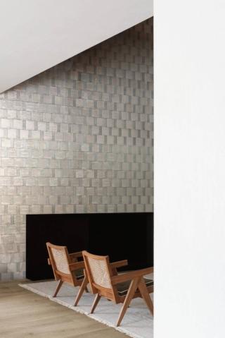 Riproducono la bellezza dei mattoncini maiolicati fatti a mano, smaltati, lucidissimi e imperfetti le piastrelle Crogiolo Rice di Marazzi in gres porcellanato. Tre i formati modulari tra loro – 15x15, 5x15 e 7,5x20 cm – con bordi dritti per una posa accostata. La palette comprende tinte neutre – Bianco, Natural e Grigio – con accenti di Blu. Prezzo di Rice Grigio, nel formato 5 x 15 cm, 74 euro/mq. www.marazzi.it