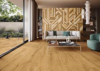 Lineo di Ceramiche Keope  è una collezione in gres porcellanato a effetto legno per pareti e pavimenti. Di grande effetto, il decoro Row misura 60 x 120 cm; prezzo 91 euro/mq. A terra Lineo Honey, nel formato 20 x 120 cm; prezzo 72 euro/mq. www.keope.com