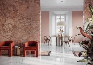 Rilegge e riattualizza una serie di 13 marmi policromi la collezione in gres porcellanato rettificato Incanto di Ragno. Prezzo di Breccia Pernice Glossy, nel formato 120 x 278 cm, 166 euro/mq; di Statuario Venato Glossy, da 120 x 120 cm, 44,50 euro/mq. www.ragno.it