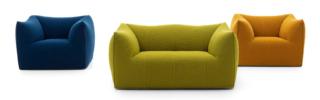 Dopo 50 anni B&B Italia presenta l'iconica collezione di imbottiti Le Bambole di Mario Bellini in una versione completamente rinnovata, composta dalla poltrona Bambola, dal divano due posti Bibambola e il divano tre posti Granbambola. La struttura è realizzata in polietilene di seconda vita a cui si aggiungono elementi in poliuretano espanso ed elastomeri termoplastici. Il rivestimento in tessuto sablé Sila è disponibile in otto varianti di colore. www.bebitalia.com – Fuorisalone, B&B Italia store, Via Durini 14, Milano Dopo 50 anni B&B Italia presenta l'iconica collezione di imbottiti Le Bambole di Mario Bellini in una versione completamente rinnovata, composta dalla poltrona Bambola, dal divano due posti Bibambola e il divano tre posti Granbambola. La struttura è realizzata in polietilene di seconda vita a cui si aggiungono elementi in poliuretano espanso ed elastomeri termoplastici. Il rivestimento in tessuto sablé Sila è disponibile in otto varianti di colore. www.bebitalia.com – Fuorisalone, B&B Italia store, Via Durini 14, Milano