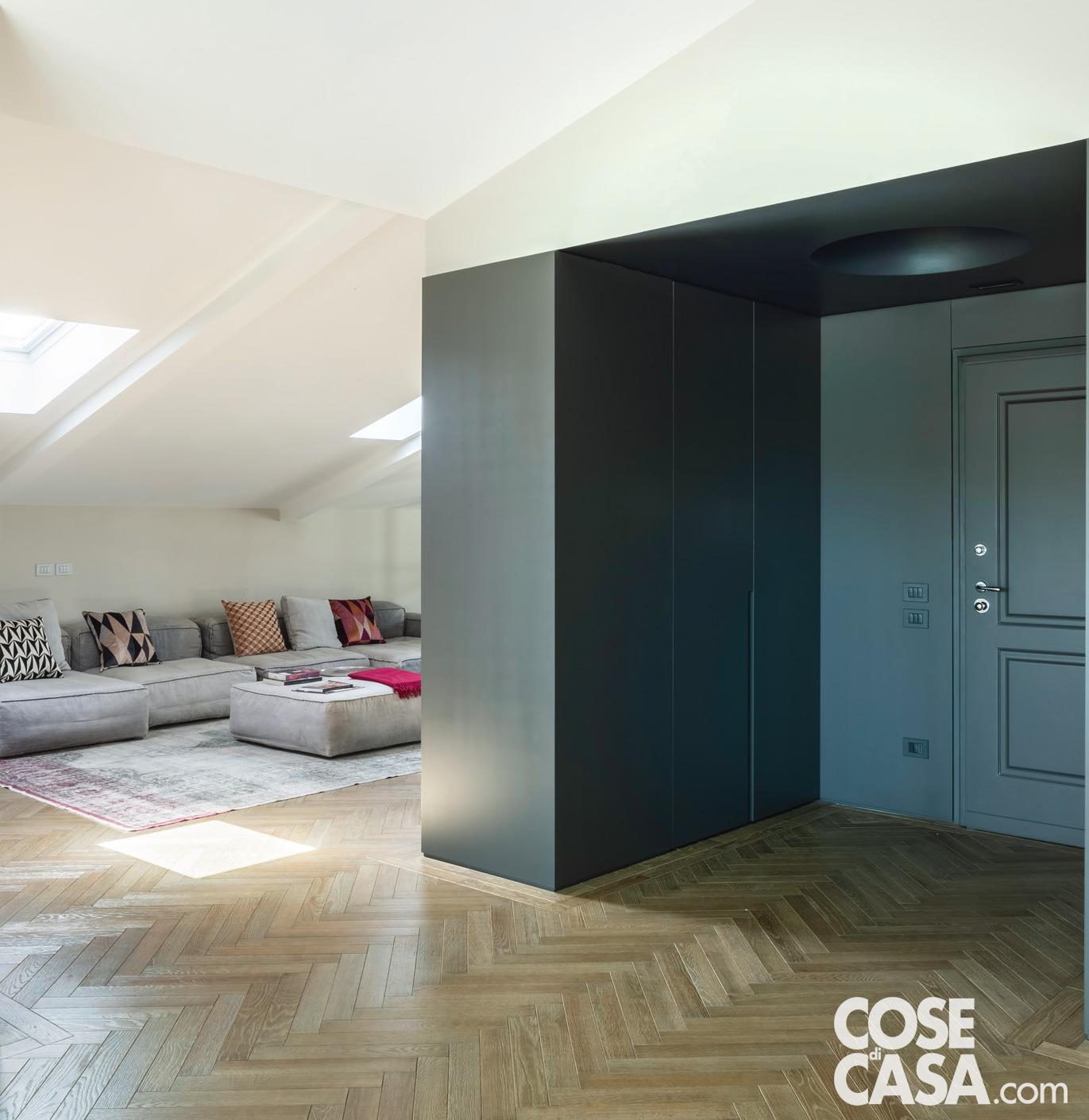 Nell'open space e nel resto della casa, il parquet in rovere con posa a spina di pesce all'italiana e fughe profonde e in evidenza è di Expo Parquet. Nell'open space e nel resto della casa, il parquet in rovere con posa a spina di pesce all'italiana e fughe profonde e in evidenza è di Expo Parquet.