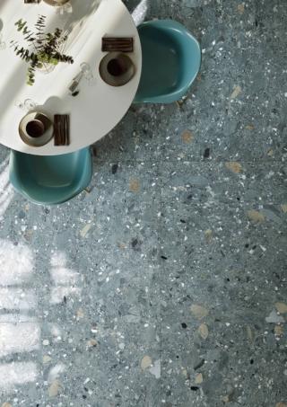 Sono in gres porcellanato le piastrelle ispirate a una pietra naturale dalla texture irregolare, ricca di inclusioni. Ceppo di Grés di Cercom, qui in una sfumatura verde, ha formato 60 x 120 cm (prezzo da 76 euro/mq + Iva) e 60 x 60 cm (da 58 euro/mq + Iva). www.cercomceramiche.it