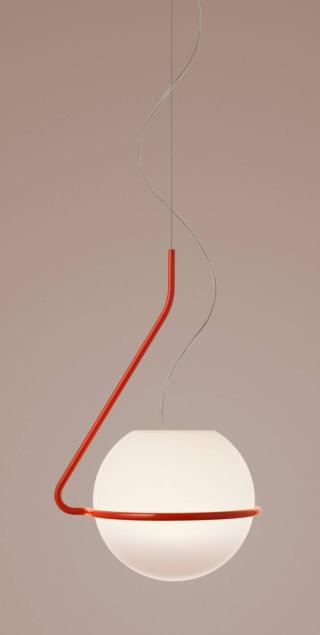 La nuova lampada a sospensione Tonda di Foscarini si ispira ai modelli degli Anni Sessanta e Settanta. Ha una struttura in metallo che accoglie la sfera del diffusore, realizzata in vetro soffiato a bocca bianco, in una costante ricerca di equilibrio. È disponibile in due dimensioni ed è  proposta con la struttura metallica arancione o bianca. www.foscarini.com – Fuorisalone, Foscarini Spazio Monforte, Corso Monforte 19, Milano La nuova lampada a sospensione Tonda di Foscarini si ispira ai modelli degli Anni Sessanta e Settanta. Ha una struttura in metallo che accoglie la sfera del diffusore, realizzata in vetro soffiato a bocca bianco, in una costante ricerca di equilibrio. È disponibile in due dimensioni ed è  proposta con la struttura metallica arancione o bianca. www.foscarini.com – Fuorisalone, Foscarini Spazio Monforte, Corso Monforte 19, Milano