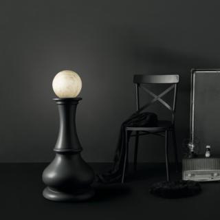 La lampada da tavolo Pedone di Artwork Italian Heritage by Kerasan ha un aspetto scultoreo e originale grazie alla struttura completamente realizzata in ceramica di altissima qualità nero matt  che sorregge la sfera illuminante in vetro. Si accende e si spegne per mezzo di un interruttore a pedale oppure, nella versione con batteria ricaricabile, può essere controllata con un telecomando. Misura H 100 cm. www.artworkitalianheritage.it La lampada da tavolo Pedone di Artwork Italian Heritage by Kerasan ha un aspetto scultoreo e originale grazie alla struttura completamente realizzata in ceramica di altissima qualità nero matt  che sorregge la sfera illuminante in vetro. Si accende e si spegne per mezzo di un interruttore a pedale oppure, nella versione con batteria ricaricabile, può essere controllata con un telecomando. Misura H 100 cm. www.artworkitalianheritage.it