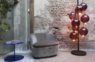 Otto grandi sfere in vetro colorato in pasta, soffiato a bocca su stampo, disposte a grappolo per il modello Meltdown di Cappellini. La sottile struttura di sostegno in metallo nero mette in risalto la ricercata colorazione viola ametista dei diffusori. È disponibile in altri formati e colorazioni. Misura Ø 45,5 x H 186 cm. Prezzo a partire da 950 euro. www.cappellini.com Otto grandi sfere in vetro colorato in pasta, soffiato a bocca su stampo, disposte a grappolo per il modello Meltdown di Cappellini. La sottile struttura di sostegno in metallo nero mette in risalto la ricercata colorazione viola ametista dei diffusori. È disponibile in altri formati e colorazioni. Misura Ø 45,5 x H 186 cm. Prezzo a partire da 950 euro. www.cappellini.com