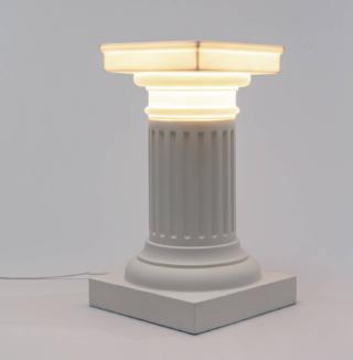 La lampada Colonna di Seletti ha una doppia funzionalità infatti può essere usata anche come tavolino. Ha una base in fiberglass; la parte superiore di fusto e capitello, da cui si diffonde la luce a LED, è in porcellana. È disponibile in due altezze. www.seletti.it La lampada Colonna di Seletti ha una doppia funzionalità infatti può essere usata anche come tavolino. Ha una base in fiberglass; la parte superiore di fusto e capitello, da cui si diffonde la luce a LED, è in porcellana. È disponibile in due altezze. www.seletti.it