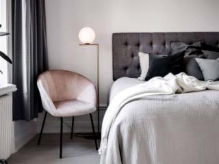Piccola e elegante la lampada da terra IC Lights Floor 1 di Flos che trova posto facilmente, anche accanto al letto, dietro il comodino. Il design essenziale, sottolineato dal telaio in ottone, spazzolato e verniciato trasparente, e dal diffusore opalino in vetro soffiato bianco, la rende facile da ambientare. Sul cavo di alimentazione è presente un dimmer. Misura L 27,5 x P 20 x H 135 cm. Prezzo 750 euro. www.flos.com Piccola e elegante la lampada da terra IC Lights Floor 1 di Flos che trova posto facilmente, anche accanto al letto, dietro il comodino. Il design essenziale, sottolineato dal telaio in ottone, spazzolato e verniciato trasparente, e dal diffusore opalino in vetro soffiato bianco, la rende facile da ambientare. Sul cavo di alimentazione è presente un dimmer. Misura L 27,5 x P 20 x H 135 cm. Prezzo 750 euro. www.flos.com