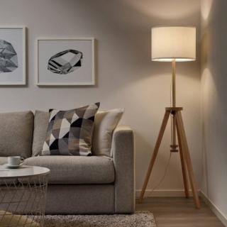 Un treppiede in legno massiccio di frassino completa il modello Lauters di Ikea Italia, dal design nordico, che la rende un pezzo facile da ambientare. Il paralume di forma cilindrica, realizzato in poliestere bianco, ricavato da bottiglie di PET riciclate, diffonde una piacevole luce d'ambiente. È regolabile in altezza e il cavo di alimentazione bianco, lungo 3,5 metri, può essere nascosto nella base. Misura Ø 62 x H 119/151 cm. Prezzo 49,95 euro. www.ikea.com Un treppiede in legno massiccio di frassino completa il modello Lauters di Ikea Italia, dal design nordico, che la rende un pezzo facile da ambientare. Il paralume di forma cilindrica, realizzato in poliestere bianco, ricavato da bottiglie di PET riciclate, diffonde una piacevole luce d'ambiente. È regolabile in altezza e il cavo di alimentazione bianco, lungo 3,5 metri, può essere nascosto nella base. Misura Ø 62 x H 119/151 cm. Prezzo 49,95 euro. www.ikea.com