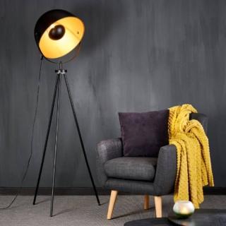 La lampada da terra Soleil di CASA Italia è composta da un treppiede in metallo nero e da una calotta nera orientabile, con l'interno dorato, che ricordano i fari da cinema del passato. È perfetta per un angolo lettura, accanto a una poltrona, o per illuminare una scultura o un quadro. Misura Ø 40 x H 120 cm. Prezzo 99 euro. www.casashops.com La lampada da terra Soleil di CASA Italia è composta da un treppiede in metallo nero e da una calotta nera orientabile, con l'interno dorato, che ricordano i fari da cinema del passato. È perfetta per un angolo lettura, accanto a una poltrona, o per illuminare una scultura o un quadro. Misura Ø 40 x H 120 cm. Prezzo 99 euro. www.casashops.com