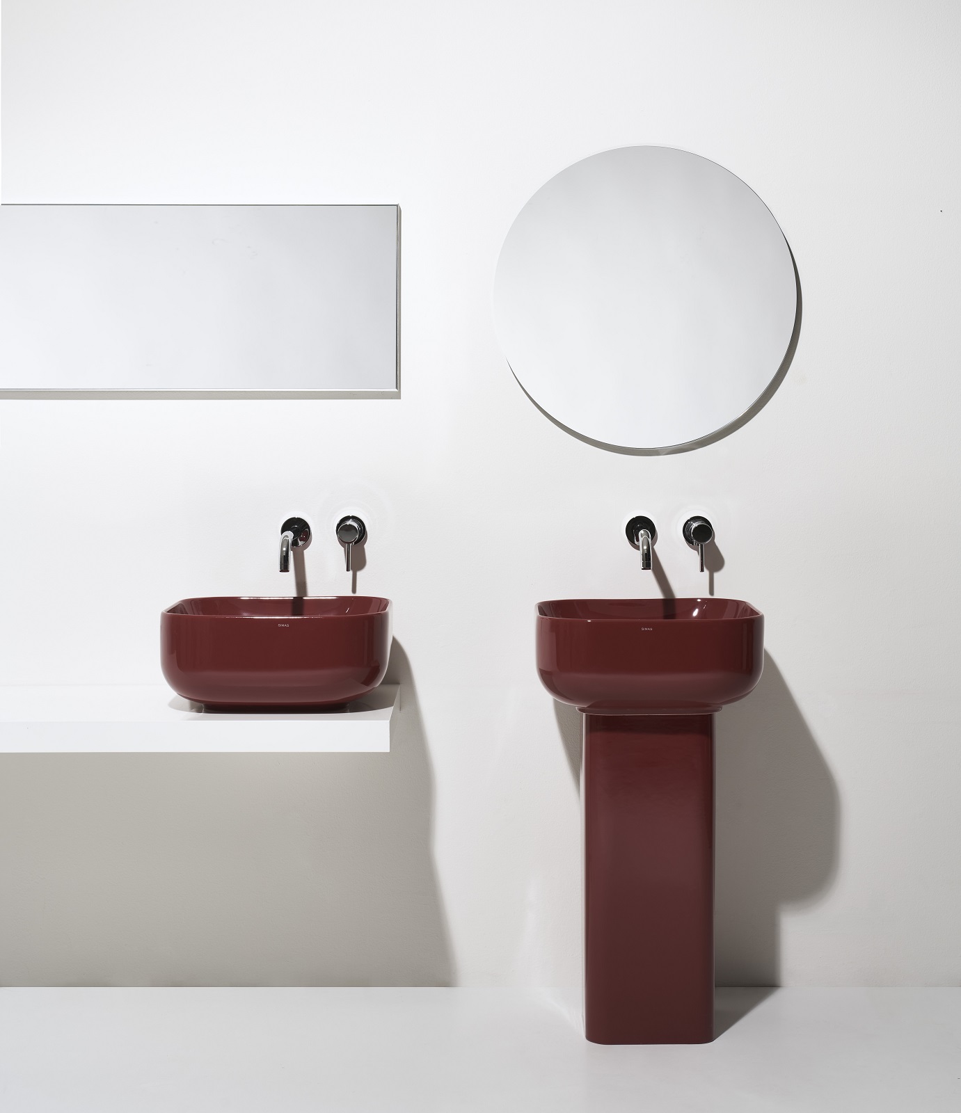 Ha forma quadrata il lavabo a colonna Balloon di Simas, con colonna freestanding quadrata. Il lavabo misura L 45 x P 45 x H 20 cm. Prezzo del modello in ceramica color rubino, come in foto, Iva esclusa, 558 euro. La colonna quadrata misura L 27,5 x P 27,5 x H 65 cm e costa, Iva esclusa, 296 euro. www.simas.it