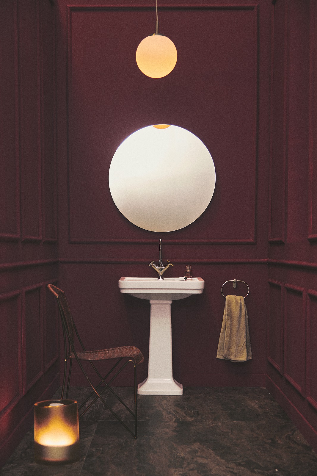 È in stile classico il lavabo a colonna Calla di Atelier Collections Ideal Standard in ceramica bianca. Ha foro troppopieno e tre fori per la rubinetteria. Misura L 71,5 x P 50 x H 17,5 cm. Prezzo, Iva esclusa, 330 euro. La colonna misura L 34 x P 30 x H 70 cm e costa, Iva esclusa, 212 euro. www.idealstandard.it