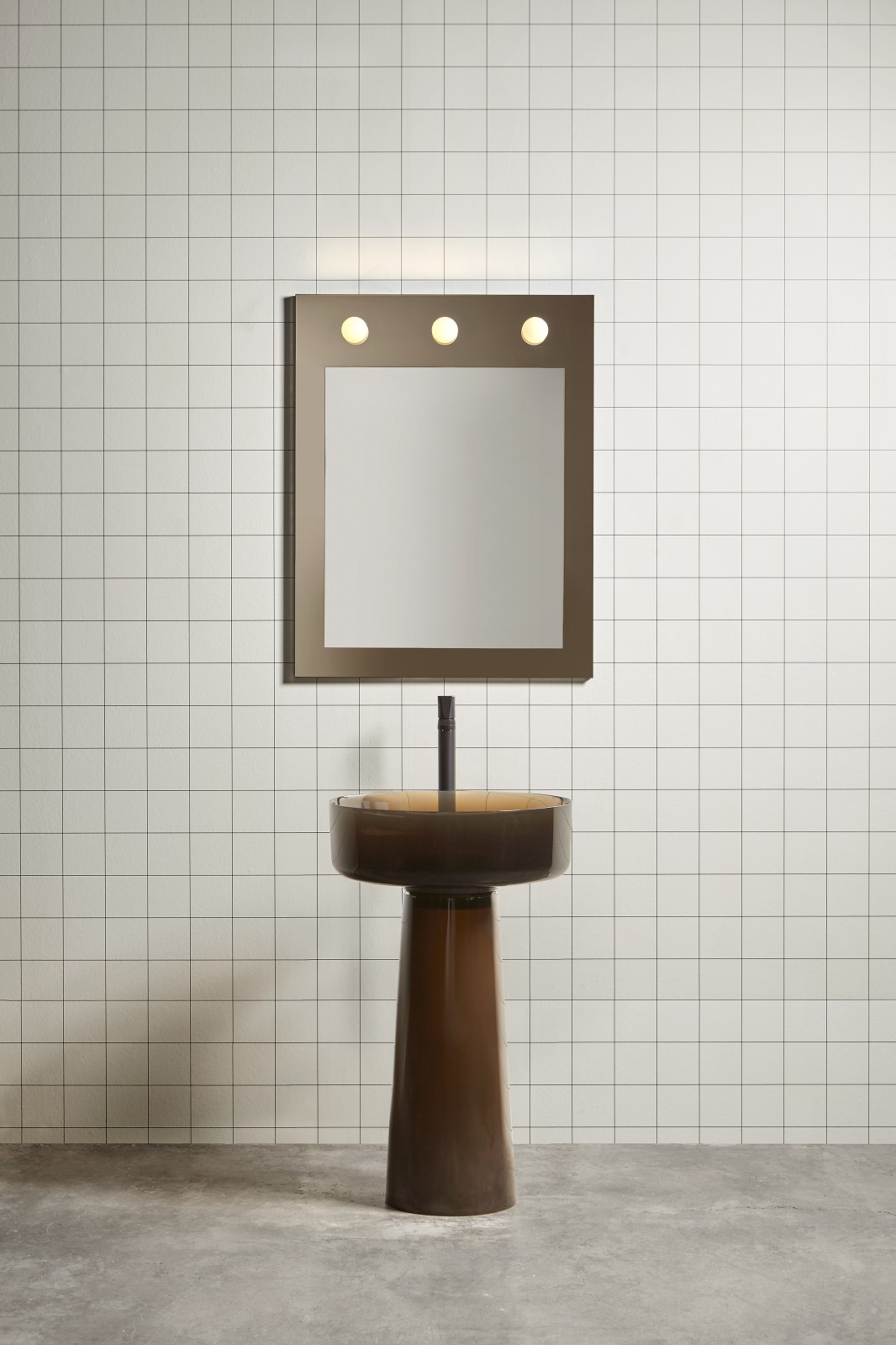 È realizzato in resina trasparente a finitura lucida Cristalmood il lavabo freestanding in foto Albume di Antonio Lupi, in foto nel colore bronzo. Misura Ø 52 x H 86 cm e costa 3.757 euro. www.antoniolupi.it