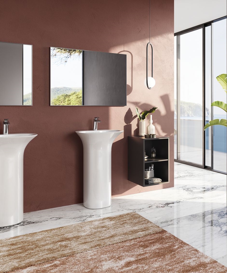 È in ceramica bianco lucido con foro troppopieno il lavabo freestanding Berlino di Iperceramica. Misura L 55 x P 46 x H 90 cm. Prezzo 699 euro. www.iperceramica.it/it/ita/lavabi-in-ceramica
