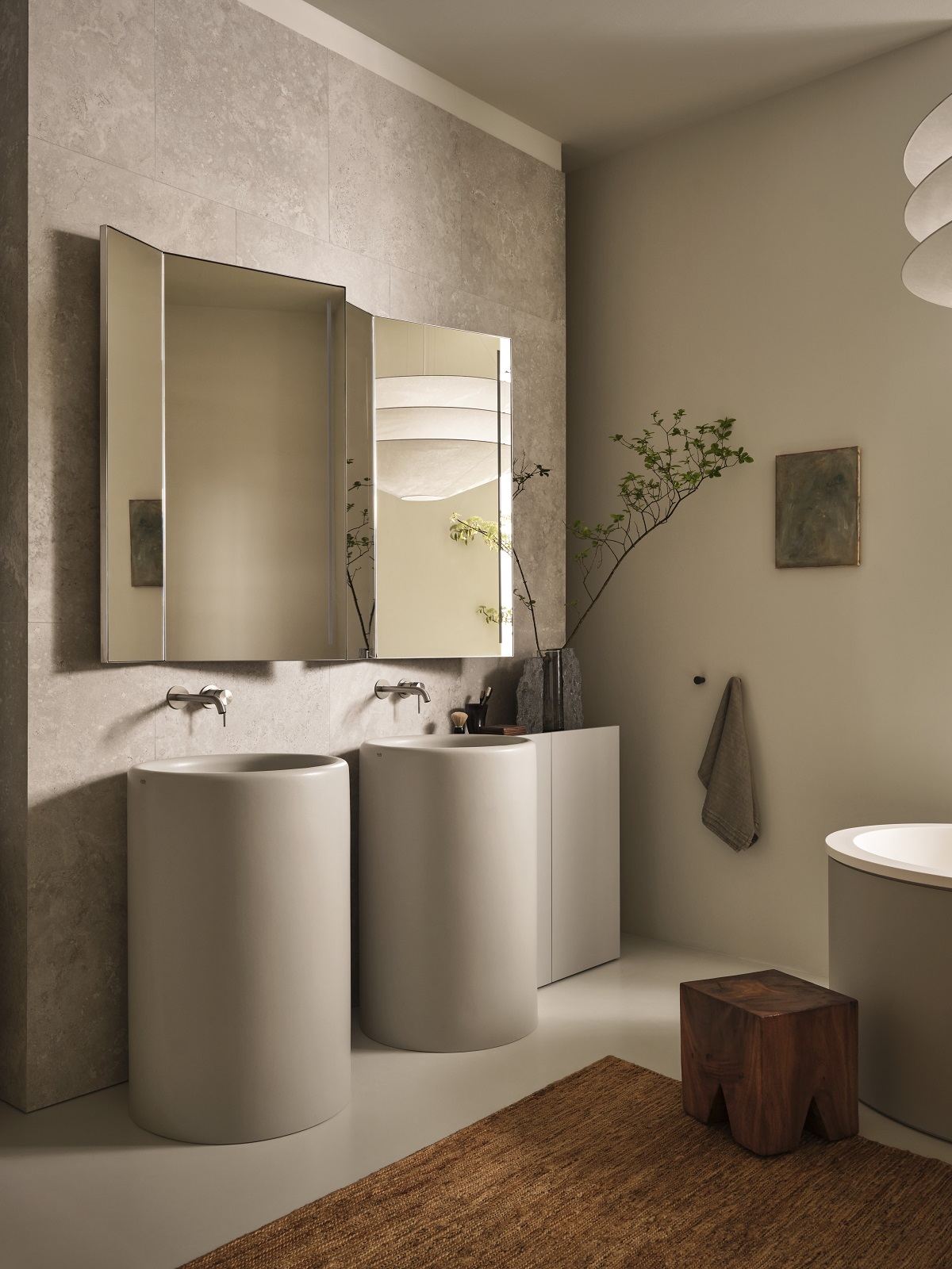 Il lavabo freestanding da terra Itaca di Ceramica Cielo in ceramica ha finitura Talpa. Il monolite ha forma arrotondata. Misura Ø 53 x H 85 cm. Prezzo su richiesta. www.ceramicacielo.it