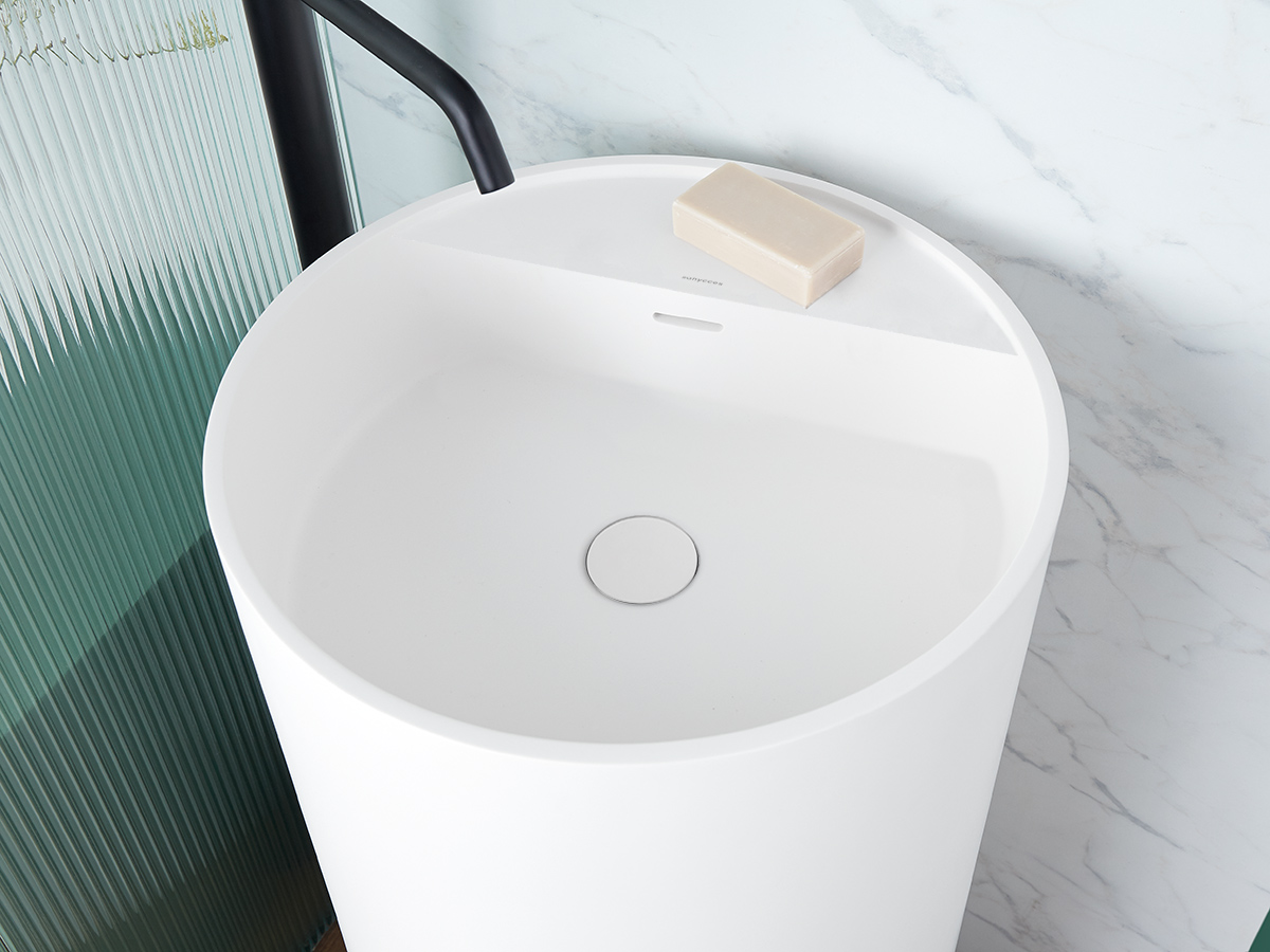 Il lavabo tondo freestanding Vistabella di OBI è in Solid Surface bianco. Misura Ø 45 x H 90 cm. Prezzo 799 euro. www.obi-italia.it