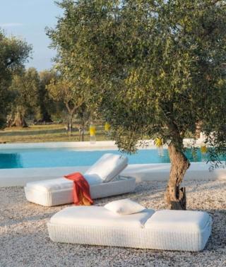 I lettini bianchi Agorà di Unopiù sono ampi e accoglienti; la sottile struttura in alluminio è completamente rivestita in fibra sintetica WaProLace bianca, intrecciata a mano. I cuscini in tessuto acrilico colore Diamante sono sfoderabili. Misurano L 85 x P 210 x H 30 cm. Prezzo 2.135 euro cad. (senza cuscino). www.unopiu.com/it I lettini bianchi Agorà di Unopiù sono ampi e accoglienti; la sottile struttura in alluminio è completamente rivestita in fibra sintetica WaProLace bianca, intrecciata a mano. I cuscini in tessuto acrilico colore Diamante sono sfoderabili. Misurano L 85 x P 210 x H 30 cm. Prezzo 2.135 euro cad. (senza cuscino). www.unopiu.com/it