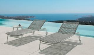 I grandi lettini della collezione Moon Alu di Talenti hanno il telaio in alluminio, lo schienale e la seduta sono realizzati in corda sintetica intrecciata. Sono impilabili, hanno due comode ruote e lo schienale reclinabile grazie ad una cremagliera in acciaio inox. Misurano L 80 x P 200 x H 33 cm.  Prezzo a partire da 1.666,50 euro cad. www.talentispa.com I grandi lettini della collezione Moon Alu di Talenti hanno il telaio in alluminio, lo schienale e la seduta sono realizzati in corda sintetica intrecciata. Sono impilabili, hanno due comode ruote e lo schienale reclinabile grazie ad una cremagliera in acciaio inox. Misurano L 80 x P 200 x H 33 cm.  Prezzo a partire da 1.666,50 euro cad. www.talentispa.com