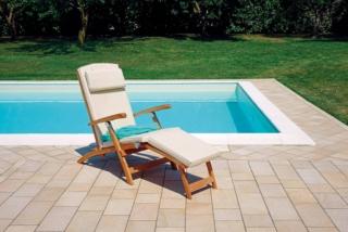 Ricorda i modelli presenti sulle navi da crociera del passato la seduta Steamer di Greenwood: la struttura reclinabile, per garantire la posizione più comoda, è interamente realizzata in legno di teak. È corredata di un comodo cuscino sfoderabile di colore ecrù. Misura L 56 x P 163 x H 94/100 cm. Prezzo 380 euro. www.greenwoodgarden.it Ricorda i modelli presenti sulle navi da crociera del passato la seduta Steamer di Greenwood: la struttura reclinabile, per garantire la posizione più comoda, è interamente realizzata in legno di teak. È corredata di un comodo cuscino sfoderabile di colore ecrù. Misura L 56 x P 163 x H 94/100 cm. Prezzo 380 euro. www.greenwoodgarden.it