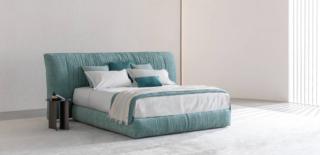 Il letto Layla di Flou ha proporzioni importanti e una testata alta e ampia, che si estende lateralmente per accogliere i comodini, riccamente imbottita per garantire un appoggio estremamente confortevole. Inoltre il rivestimento, con un aspetto morbido, ne aumenta il comfort; è completamente sfoderabile sia nella versione in tessuto sia in quella in pelle.  È disponibile anche nella versione con base contenitore. www.flou.it Il letto Layla di Flou ha proporzioni importanti e una testata alta e ampia, che si estende lateralmente per accogliere i comodini, riccamente imbottita per garantire un appoggio estremamente confortevole. Inoltre il rivestimento, con un aspetto morbido, ne aumenta il comfort; è completamente sfoderabile sia nella versione in tessuto sia in quella in pelle.  È disponibile anche nella versione con base contenitore. www.flou.it