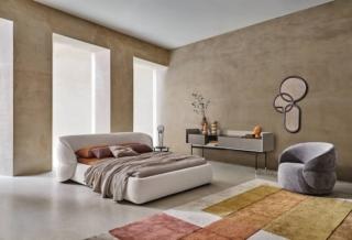 Scenografico e accogliente il letto Clip di Ditre Italia è dominato dall'avvolgente testiera, imbottita e rivestita in tessuto chiaro. La sua forma scultorea e lo schienale completamente rifinito permette di collocarlo centro stanza. È disponibile anche nella versione rivestita in pelle. Misura L 222 x P 242 x H 85 cm. www.ditreitalia.com Scenografico e accogliente il letto Clip di Ditre Italia è dominato dall'avvolgente testiera, imbottita e rivestita in tessuto chiaro. La sua forma scultorea e lo schienale completamente rifinito permette di collocarlo centro stanza. È disponibile anche nella versione rivestita in pelle. Misura L 222 x P 242 x H 85 cm. www.ditreitalia.com