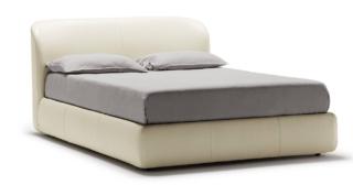 Il letto Loren di Frag ha una testata in legno multistrato ricurva e imbottita, che si congiunge alla struttura, e che si trasforma nell'elemento caratterizzante. La cura sartoriale del dettaglio e lo stile elegantemente contemporaneo lo rendono un pezzo facile e funzionale anche grazie alla presenza del pratico vano contenitore sottostante. È disponibile rivestito in tessuto o in pelle e si può scegliere fra quattro dimensioni. Misura L 169/177/179/210 x P 233 x H 101 cm. www.frag.it Il letto Loren di Frag ha una testata in legno multistrato ricurva e imbottita, che si congiunge alla struttura, e che si trasforma nell'elemento caratterizzante. La cura sartoriale del dettaglio e lo stile elegantemente contemporaneo lo rendono un pezzo facile e funzionale anche grazie alla presenza del pratico vano contenitore sottostante. È disponibile rivestito in tessuto o in pelle e si può scegliere fra quattro dimensioni. Misura L 169/177/179/210 x P 233 x H 101 cm. www.frag.it