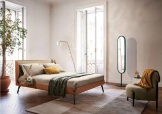 Il letto Gabri  di Bolzan Letti ha un design compatto e elegante, in cui si incontrano artigianato  e industria italiana. È caratterizzato dalla struttura e dalla testiera, con una scocca in cuoio finemente lavorata e curata nei minimi dettagli, con speciali gole in prossimità degli angoli che ne agevolano le operazioni di rifacimento. Lateralmente è possibile agganciare al giroletto un ripiano di appoggio in cuoio su cui appoggiare piccoli oggetti. www.bolzanletti.it Il letto Gabri  di Bolzan Letti ha un design compatto e elegante, in cui si incontrano artigianato  e industria italiana. È caratterizzato dalla struttura e dalla testiera, con una scocca in cuoio finemente lavorata e curata nei minimi dettagli, con speciali gole in prossimità degli angoli che ne agevolano le operazioni di rifacimento. Lateralmente è possibile agganciare al giroletto un ripiano di appoggio in cuoio su cui appoggiare piccoli oggetti. www.bolzanletti.it