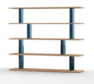 La libreria Split di Sturm Milano è realizzata in Italia con materiali riciclabili, atossici, resistenti e durevoli, tra cui spicca il polistirene soffiato, un polimero plastico irregolare e unico nel suo genere: infatti in grado di restituire ad ogni oggetto un aspetto estremamente simile al ghiaccio. É caratterizzata dalla presenza di cilindri colorati in polistirene che sorreggono i ripiani in rovere; può essere collocata indifferentemente a parete o al centro della stanza. www.sturmmilano.com La libreria Split di Sturm Milano è realizzata in Italia con materiali riciclabili, atossici, resistenti e durevoli, tra cui spicca il polistirene soffiato, un polimero plastico irregolare e unico nel suo genere: infatti in grado di restituire ad ogni oggetto un aspetto estremamente simile al ghiaccio. É caratterizzata dalla presenza di cilindri colorati in polistirene che sorreggono i ripiani in rovere; può essere collocata indifferentemente a parete o al centro della stanza. www.sturmmilano.com