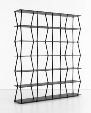 La libreria Jazz di Lapalma ha una linea leggera ed è estremamente solida anche se ha un aspetto precario, infatti è composta da una serie di elementi affusolati, perfettamente raccordati, che nascono dal basamento, profondo 38 cm, e si propagano verso l'alto. I montanti sono in pressofusione di alluminio e i ripiani in agglomerato di legno, assemblati fra loro con giunzioni a scomparsa in acciaio inox. È stata pensata per il libero posizionamento a centro stanza, grazie ai piedini ancorabili a terra, come divisorio.  www.lapalma.it La libreria Jazz di Lapalma ha una linea leggera ed è estremamente solida anche se ha un aspetto precario, infatti è composta da una serie di elementi affusolati, perfettamente raccordati, che nascono dal basamento, profondo 38 cm, e si propagano verso l'alto. I montanti sono in pressofusione di alluminio e i ripiani in agglomerato di legno, assemblati fra loro con giunzioni a scomparsa in acciaio inox. È stata pensata per il libero posizionamento a centro stanza, grazie ai piedini ancorabili a terra, come divisorio.  www.lapalma.it