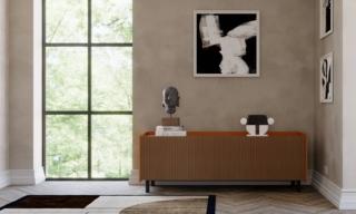 La madia Just della collezione Experience di Matrix International è caratterizzata da una forma rigorosa e lineare e dall'uso di materiali naturali come il massellino di Rovere o di Noce Canaletto uniti ad elementi in estruso di alluminio. Le ante fresate, in massellino di legno, sono incorniciate dai fianchi laccati che ne delimitano il volume. La struttura poggia su sostegni in metallo verniciato che la sollevano da terra. Misura L 182,2 x P 53,4 x H 64,2 cm.  www.matrixinternational.it La madia Just della collezione Experience di Matrix International è caratterizzata da una forma rigorosa e lineare e dall'uso di materiali naturali come il massellino di Rovere o di Noce Canaletto uniti ad elementi in estruso di alluminio. Le ante fresate, in massellino di legno, sono incorniciate dai fianchi laccati che ne delimitano il volume. La struttura poggia su sostegni in metallo verniciato che la sollevano da terra. Misura L 182,2 x P 53,4 x H 64,2 cm.  www.matrixinternational.it