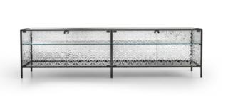 La nuova vetrina Echo di Fiam Italia, design Marcel Wanders studio, si sviluppa orizzontalmente e mette in risalto le caratteristiche del vetro che combina opacità e trasparenza, sottolineate dagli spessori e dalle sfumature diversi. Le ante e i fianchi, montati sulla struttura in alluminio verniciato grigio vulcano, sono in vetro extralight decorato da un susseguirsi di forme geometriche che rendono la superficie tridimensionale e in grado di dare vita ad un suggestivo gioco di riflessi. È presente un sistema di illuminazione a LED integrato nei montanti frontali  della struttura. Misura L 201 x P 53 x H 67 cm. www.fiamitalia.it La nuova vetrina Echo di Fiam Italia, design Marcel Wanders studio, si sviluppa orizzontalmente e mette in risalto le caratteristiche del vetro che combina opacità e trasparenza, sottolineate dagli spessori e dalle sfumature diversi. Le ante e i fianchi, montati sulla struttura in alluminio verniciato grigio vulcano, sono in vetro extralight decorato da un susseguirsi di forme geometriche che rendono la superficie tridimensionale e in grado di dare vita ad un suggestivo gioco di riflessi. È presente un sistema di illuminazione a LED integrato nei montanti frontali  della struttura. Misura L 201 x P 53 x H 67 cm. www.fiamitalia.it