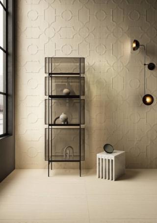 Con tecnologia antibatterica integrata,la piastrella in gres porcellanato Charme Chiaro della collezione Madre Natura di Coem, in finitura naturale e rettificata, riproduce un bassorilievo dalle linee classiche. Misura 30,2 x 60,4 cm. Prezzo consigliato 59,53 euro/mq. www.coem.it