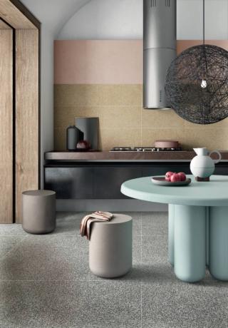 Masterpiece di Lea Ceramiche si declina in due tipologie di superfici: Master, ispirata al cemento, e Piece, al seminato, da mixare o vivere separatamente. Piece Dark, a pavimento, misura 120 x 120 cm, Piece Siena, a parete, 30 x 60 cm. Prezzo a partire da 71 euro/mq + Iva. www.leaceramiche.it