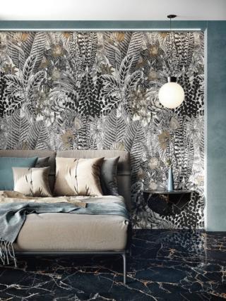 Le maxi lastre Esotica a effetto wallpaper, coll. Wide&Style di ABK, in gres porcellanato, misurano 120 x 280 cm; prezzo 586,90 euro/mq + Iva. A pavimento, le piastrelle Port Gold Lux della serie Sensi Signoria, in gres porcellanato, sono proposte nel formato 60 x 120 cm; prezzo 89,50 euro/mq + Iva. www.abk.it