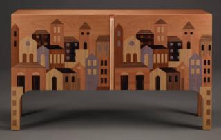 Il mobile contenitore Tom Bombadil di Promemoria ha le ante in legno intarsiato che illustrano il profilo di un borgo antico. L'intera struttura è in mogano naturale, come i cassetti; l'interno e i ripiani invece sono in noce chiaro frisé. Misura L 180 x P 57 x H 105 cm. www.promemoria.com – Fuorisalone, Promemoria, Via Bagutta 13, Milano Il mobile contenitore Tom Bombadil di Promemoria ha le ante in legno intarsiato che illustrano il profilo di un borgo antico. L'intera struttura è in mogano naturale, come i cassetti; l'interno e i ripiani invece sono in noce chiaro frisé. Misura L 180 x P 57 x H 105 cm. www.promemoria.com – Fuorisalone, Promemoria, Via Bagutta 13, Milano