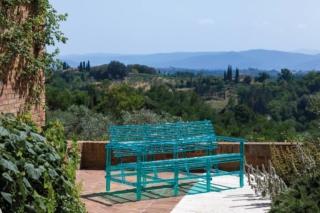 La panca della collezione A'mare di Vitra è interamente realizzata con stecche di policarbonato puro lavorate a mano, in grado di riprodurre i riflessi dell'acqua, che vengono posizionate in serie per creare una resistentissima trama elastica in grado di garantire il massimo comfort. Misura L 175 x P 87 x H 84 cm. www.edra.com La panca della collezione A'mare di Vitra è interamente realizzata con stecche di policarbonato puro lavorate a mano, in grado di riprodurre i riflessi dell'acqua, che vengono posizionate in serie per creare una resistentissima trama elastica in grado di garantire il massimo comfort. Misura L 175 x P 87 x H 84 cm. www.edra.com