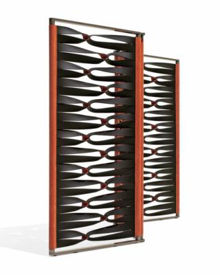 Il nuovo paravento Borealis di Giorgetti può essere sistemato sia nel living sia in camera da letto e può essere accostato ad arredi sia classici sia contemporanei. È composto da tre ante rotanti caratterizzate da un seducente gioco di intrecci di fasce che danno vita ad un effetto vedo/non vedo. La singola fascia in pelle bicolore, che nella sua piega ricorda il disegno tracciato dall’aurora boreale, è l’elemento che caratterizza la struttura. Ogni fascia è formata da due strati di pelle accoppiati, di due colori diversi. La struttura è composta da una cornice in alluminio verniciato finitura peltro con decine di asole che formano una composizione che crea effetti di pieno e vuoto. È disponibile in 2 altezze. Misura L 126,5/181,5 x P 39,5/67,5 x H 125/170 cm. www.giorgettimeda.com Il nuovo paravento Borealis di Giorgetti può essere sistemato sia nel living sia in camera da letto e può essere accostato ad arredi sia classici sia contemporanei. È composto da tre ante rotanti caratterizzate da un seducente gioco di intrecci di fasce che danno vita ad un effetto vedo/non vedo. La singola fascia in pelle bicolore, che nella sua piega ricorda il disegno tracciato dall’aurora boreale, è l’elemento che caratterizza la struttura. Ogni fascia è formata da due strati di pelle accoppiati, di due colori diversi. La struttura è composta da una cornice in alluminio verniciato finitura peltro con decine di asole che formano una composizione che crea effetti di pieno e vuoto. È disponibile in 2 altezze. Misura L 126,5/181,5 x P 39,5/67,5 x H 125/170 cm. www.giorgettimeda.com