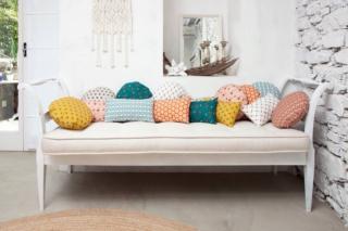 Durante le giornate del Fuorisalone sarà possibile visionare e acquistare la nuova home collection Suede Casa by Clara Bona composta  da runner e tovaglioli, copriletti, federe, trapuntine, piccoli cuscini e abiti pensati per stare in casa, pigiami e sottovesti per dormire, kimono, pantaloni e canottiere che sono perfetti anche per uscire. Tutte le fantasie dei tessuti sono state disegnate  appositamente,  in versioni geometriche o floreali, con colori studiati in modo che potessero combinarsi tra loro, proprio come se fosse un gioco. Ci sono anche piccoli complementi d’arredo realizzati in legno laccato: una scaletta appenditutto in 3 colori, una serie di appendiabiti e appendi collane, una collezione di vassoi in legno laccato. www.suede.it - Fuorisalone, Suede, Viale Piave 33, Milano Durante le giornate del Fuorisalone sarà possibile visionare e acquistare la nuova home collection Suede Casa by Clara Bona composta  da runner e tovaglioli, copriletti, federe, trapuntine, piccoli cuscini e abiti pensati per stare in casa, pigiami e sottovesti per dormire, kimono, pantaloni e canottiere che sono perfetti anche per uscire. Tutte le fantasie dei tessuti sono state disegnate  appositamente,  in versioni geometriche o floreali, con colori studiati in modo che potessero combinarsi tra loro, proprio come se fosse un gioco. Ci sono anche piccoli complementi d’arredo realizzati in legno laccato: una scaletta appenditutto in 3 colori, una serie di appendiabiti e appendi collane, una collezione di vassoi in legno laccato. www.suede.it - Fuorisalone, Suede, Viale Piave 33, Milano