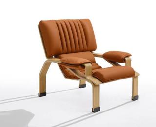 La poltrona Supercomfort di B-Line, disegnata da Joe Colombo nel 1964, è un pezzo iconico del design con una linea ricercata, in grado di garantire una postura corretta e comoda poiché accogli e distribuisce il peso corporeo su di sé grazie alla sua linea anatomica. La struttura in multistrato di rovere, curvato e verniciato ad olio, è priva di giunzioni e le dona un aspetto solido e scultoreo. La completano l'unica cuscinatura rivestita in pregiata pelle a sezioni differenziate, solcate da importanti cuciture, e i copribraccioli generosamente imbottiti, avvolti intorno alla struttura. www.b-line.it La poltrona Supercomfort di B-Line, disegnata da Joe Colombo nel 1964, è un pezzo iconico del design con una linea ricercata, in grado di garantire una postura corretta e comoda poiché accogli e distribuisce il peso corporeo su di sé grazie alla sua linea anatomica. La struttura in multistrato di rovere, curvato e verniciato ad olio, è priva di giunzioni e le dona un aspetto solido e scultoreo. La completano l'unica cuscinatura rivestita in pregiata pelle a sezioni differenziate, solcate da importanti cuciture, e i copribraccioli generosamente imbottiti, avvolti intorno alla struttura. www.b-line.it