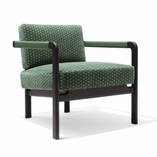 La poltrona  Montgomery di Giorgetti è caratterizzata da una cura sartoriale e coniuga artigianalità e  utilizzo delle più avanzate tecnologie produttive. La linea elegante e classica la rendono un pezzo senza tempo. La struttura, che garantisce comfort e resistenza, è realizzata in massello di frassino con incastri complessi della tradizione ebanistica. I cuscini di seduta e schienale sono in poliuretano espanso a quote differenziate, per la massima comodità e accoglienza, e sono rivestiti in tessuto sfoderabile o in pelle. I braccioli sono rivestiti in pelle nella parte centrale e sono morbidi al tatto; la linea del bracciolo resta perfetta, non deformata dall’imbottitura perché il massello di frassino presenta un incavo in cui si appoggia la parte morbida. Un prezioso dettaglio in massello copre e nasconde le giunzioni. Misura L 67 x P 67 x H 70 cm. www.giorgettimeda.com La poltrona  Montgomery di Giorgetti è caratterizzata da una cura sartoriale e coniuga artigianalità e  utilizzo delle più avanzate tecnologie produttive. La linea elegante e classica la rendono un pezzo senza tempo. La struttura, che garantisce comfort e resistenza, è realizzata in massello di frassino con incastri complessi della tradizione ebanistica. I cuscini di seduta e schienale sono in poliuretano espanso a quote differenziate, per la massima comodità e accoglienza, e sono rivestiti in tessuto sfoderabile o in pelle. I braccioli sono rivestiti in pelle nella parte centrale e sono morbidi al tatto; la linea del bracciolo resta perfetta, non deformata dall’imbottitura perché il massello di frassino presenta un incavo in cui si appoggia la parte morbida. Un prezioso dettaglio in massello copre e nasconde le giunzioni. Misura L 67 x P 67 x H 70 cm. www.giorgettimeda.com