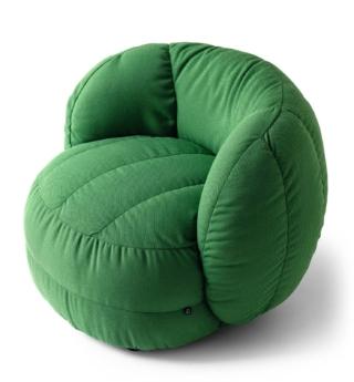 La poltrona verde Reef di Connubia ha un'anima 100% green: la struttura interna infatti è costituita da legnami provenienti da foreste certificate FSC e le imbottiture in Eco Foam derivano da poliuretani riciclati derivati da materassi dismessi e dal riciclo di contenitori post-consumo di poliestere. Il rivestimento esterno è realizzato in tessuto Oceanic, materiale nato dall'iniziativa SEAQUAL, creato interamente con plastica riciclata: ogni pezzo utilizza ben 100 bottiglie di plastica recuperate dal mare. www.connubia.com La poltrona verde Reef di Connubia ha un'anima 100% green: la struttura interna infatti è costituita da legnami provenienti da foreste certificate FSC e le imbottiture in Eco Foam derivano da poliuretani riciclati derivati da materassi dismessi e dal riciclo di contenitori post-consumo di poliestere. Il rivestimento esterno è realizzato in tessuto Oceanic, materiale nato dall'iniziativa SEAQUAL, creato interamente con plastica riciclata: ogni pezzo utilizza ben 100 bottiglie di plastica recuperate dal mare. www.connubia.com