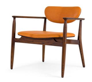 La poltrona Regina di Borzalino ha uno stile pulito in cui il design italiano incontra quello scandinavo. È costruita con materiali naturali e lavorazioni artigianali: la struttura è in legno massello di noce canaletto interamente scolpita a mano, la seduta e lo schienale sono imbottiti in poliuretano espanso e rivestiti in tessuti o pellami di altissima qualità. www.borzalino.com La poltrona Regina di Borzalino ha uno stile pulito in cui il design italiano incontra quello scandinavo. È costruita con materiali naturali e lavorazioni artigianali: la struttura è in legno massello di noce canaletto interamente scolpita a mano, la seduta e lo schienale sono imbottiti in poliuretano espanso e rivestiti in tessuti o pellami di altissima qualità. www.borzalino.com